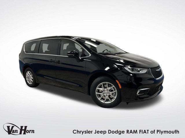 2026 Chrysler Pacifica Select's photo