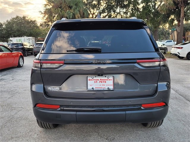 2022 Jeep Grand Cherokee Altitude photo 2