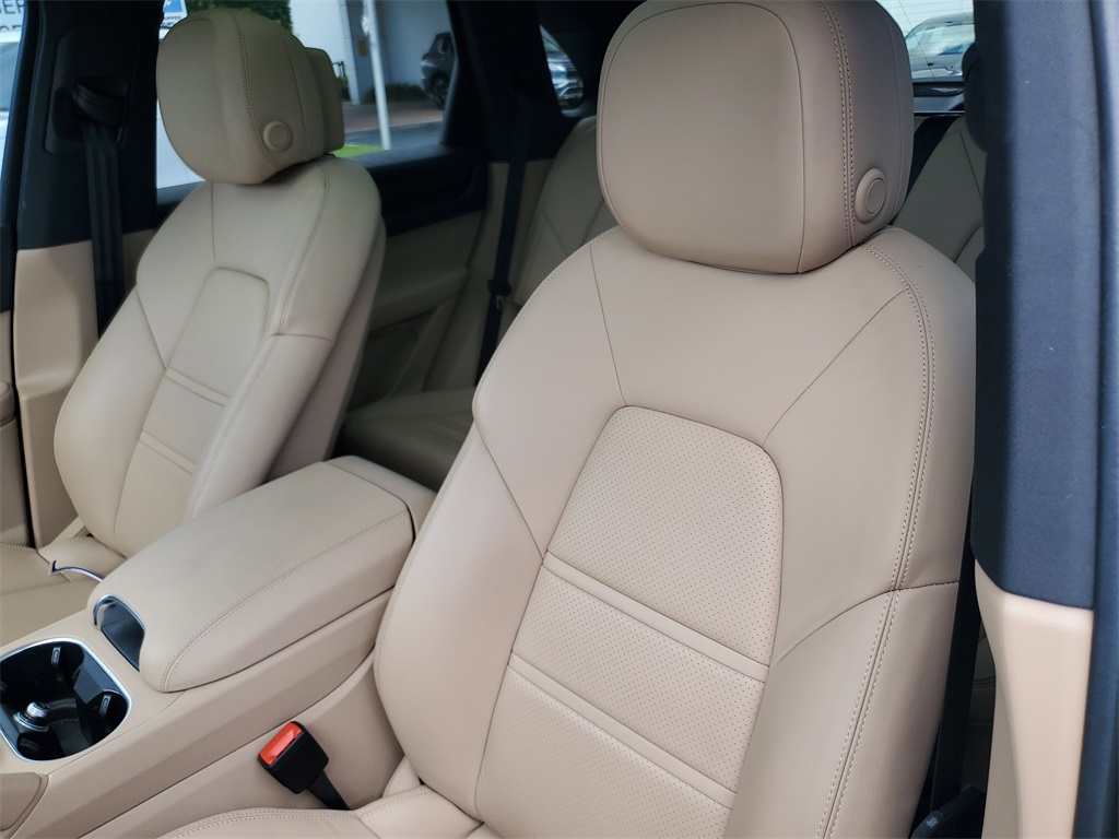 2022 Porsche Cayenne Platinum Edition photo 18