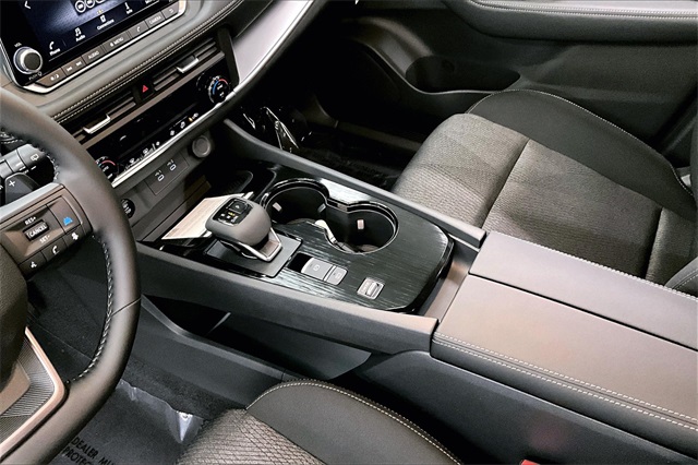 2025 Nissan Rogue SV photo 7
