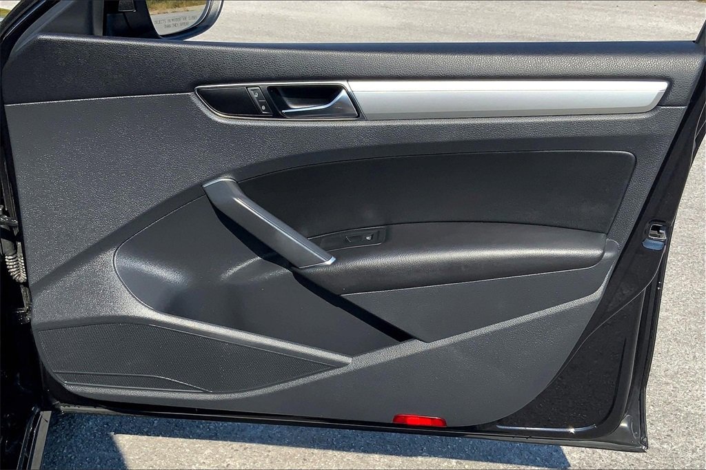 2019 Volkswagen Passat 2.0T Wolfsburg Edition photo 23