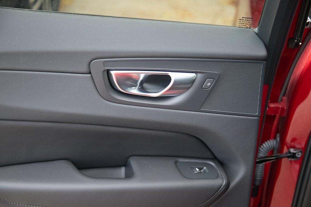2025 VOLVO XC60 - Image 17