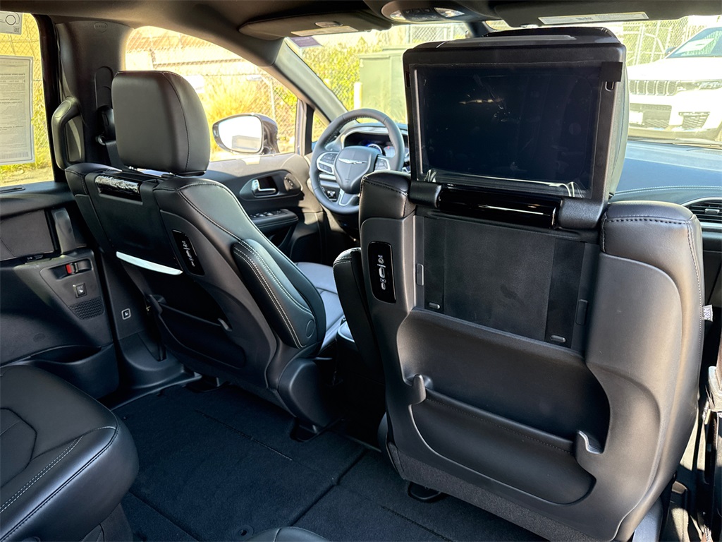 2025 Chrysler Pacifica photo 18