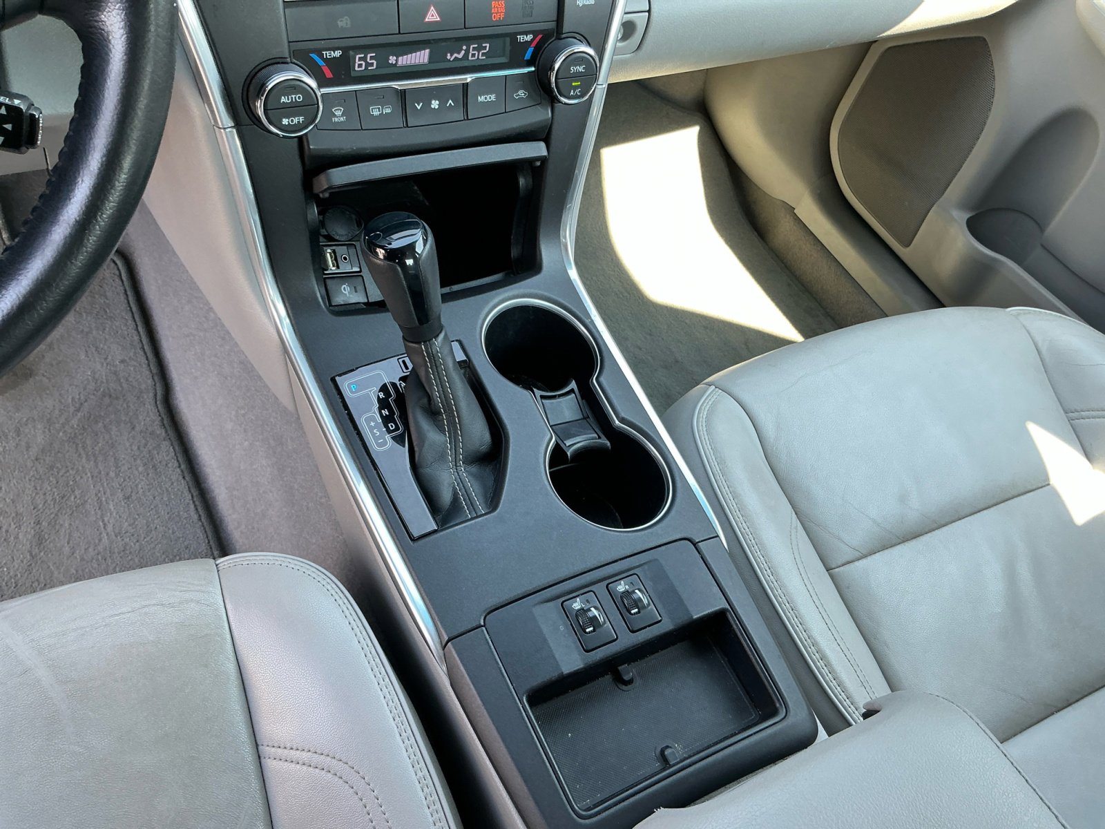 2015 Toyota Camry XLE photo 13