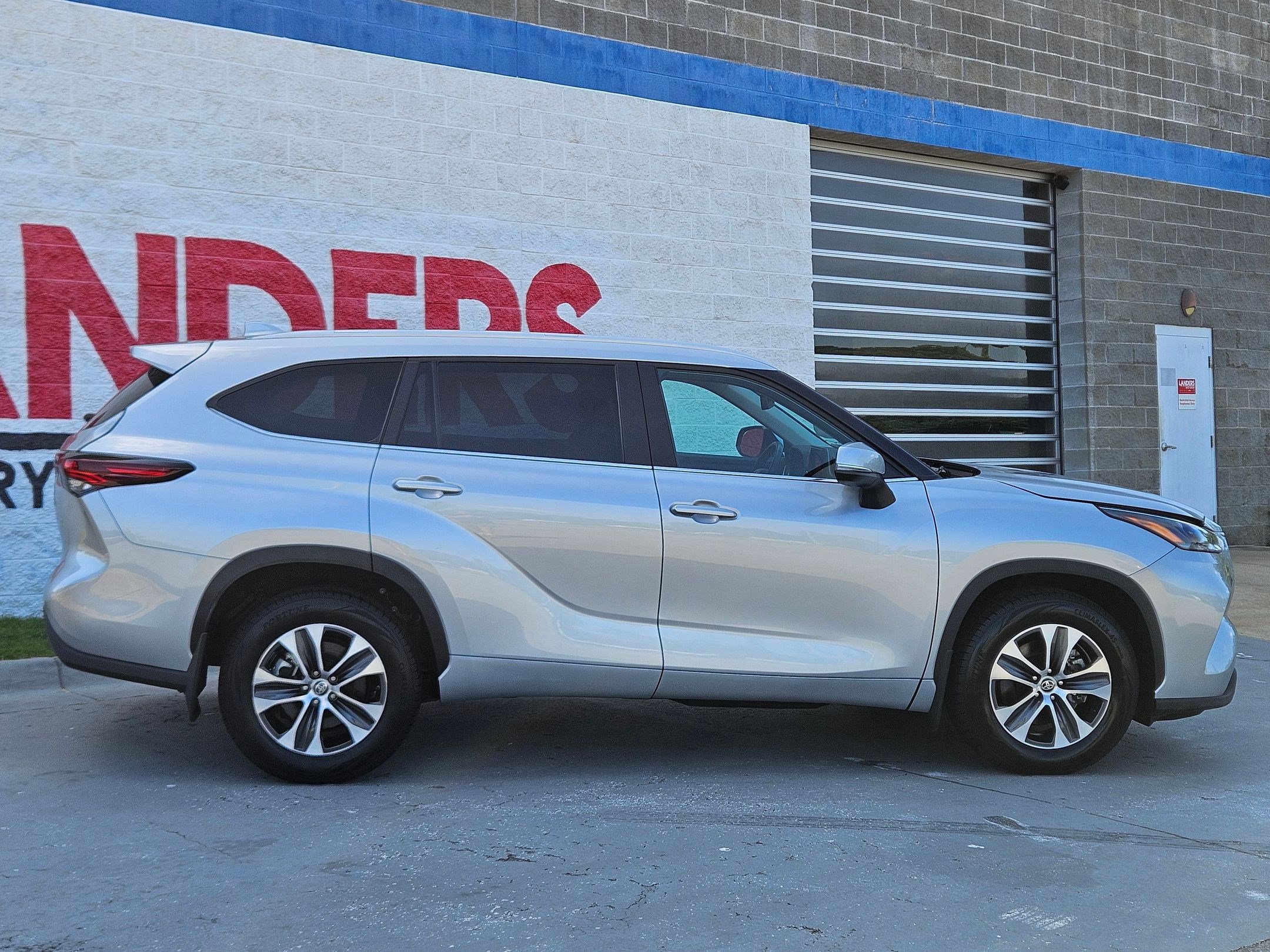 2024 Toyota Highlander XLE photo 8