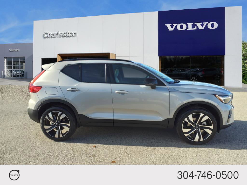 2025 Volvo XC40 photo 2