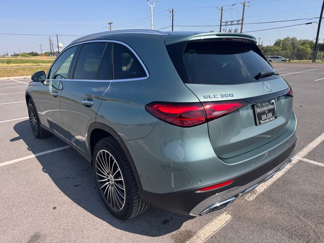 2025 Mercedes Benz GLC 300 photo 8