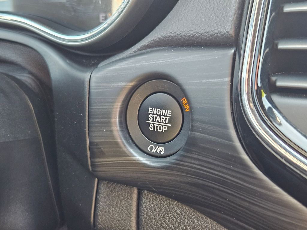 2019 Jeep Grand Cherokee Laredo Altitude photo 16