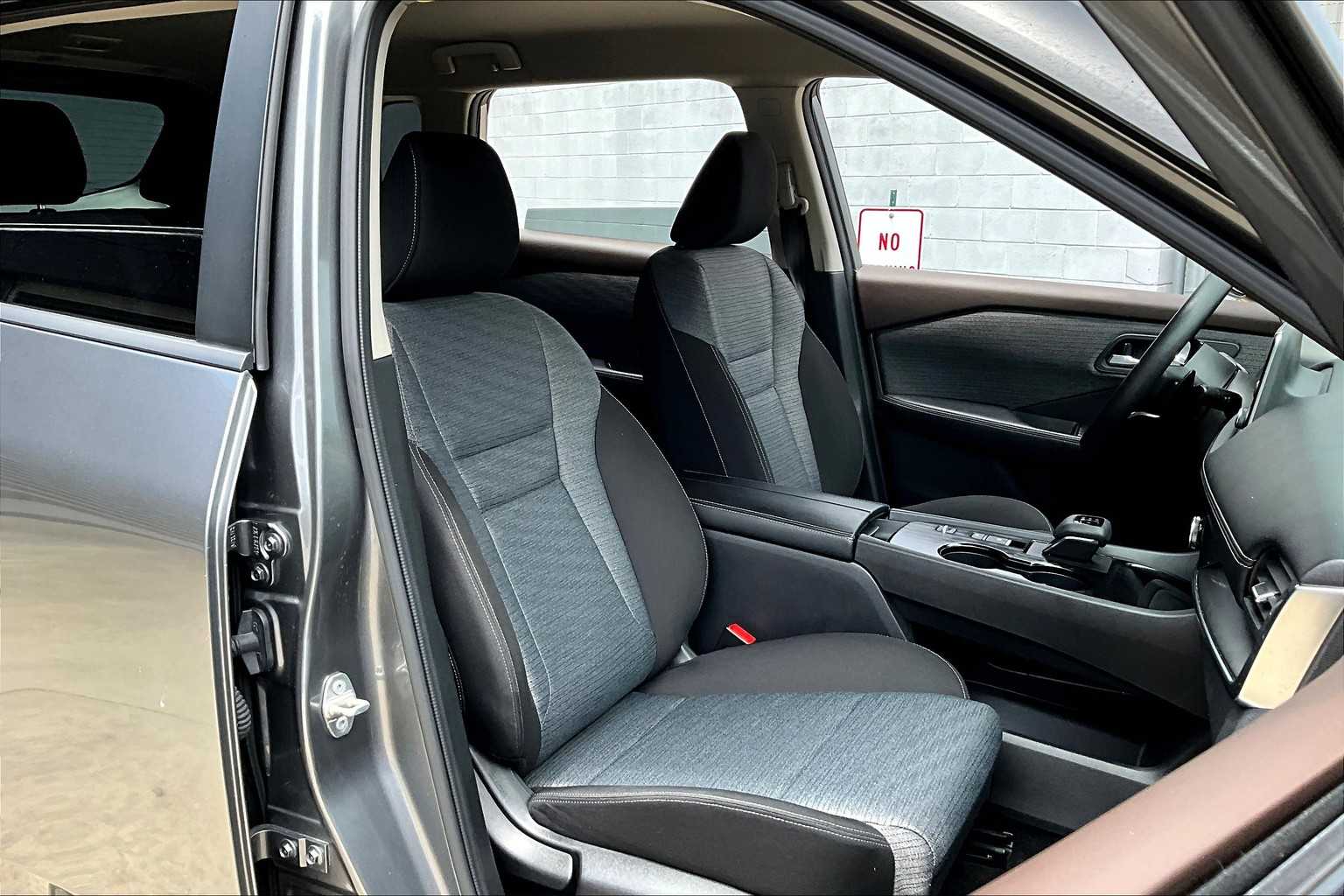 2023 Nissan Rogue SV photo 8