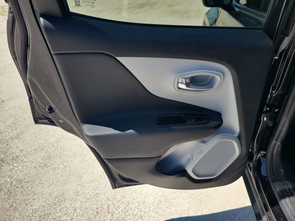 2022 Jeep Renegade Latitude photo 38