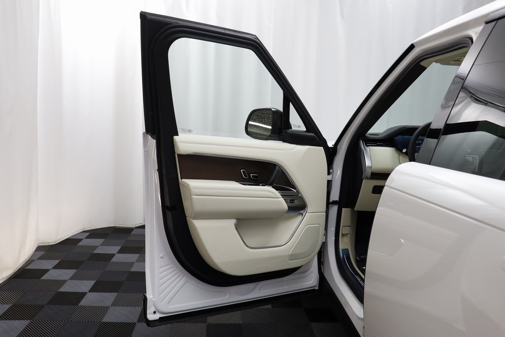 2025 Land Rover Range Rover SE photo 4