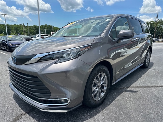 2024 Toyota Sienna XLE photo 7