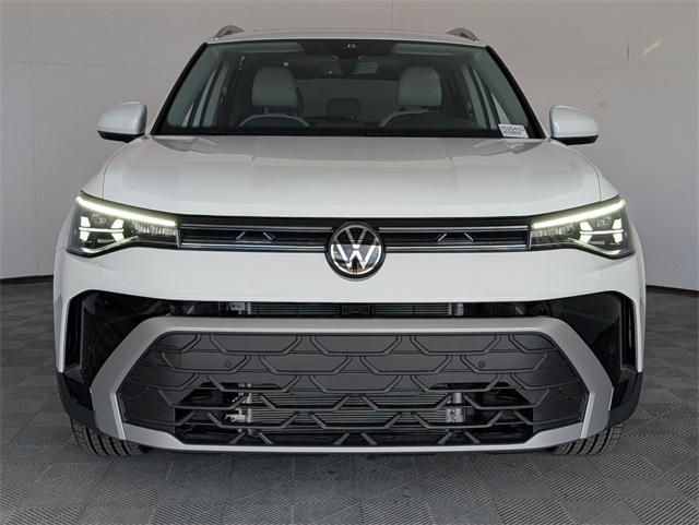 2025 Volkswagen Taos SE photo 3