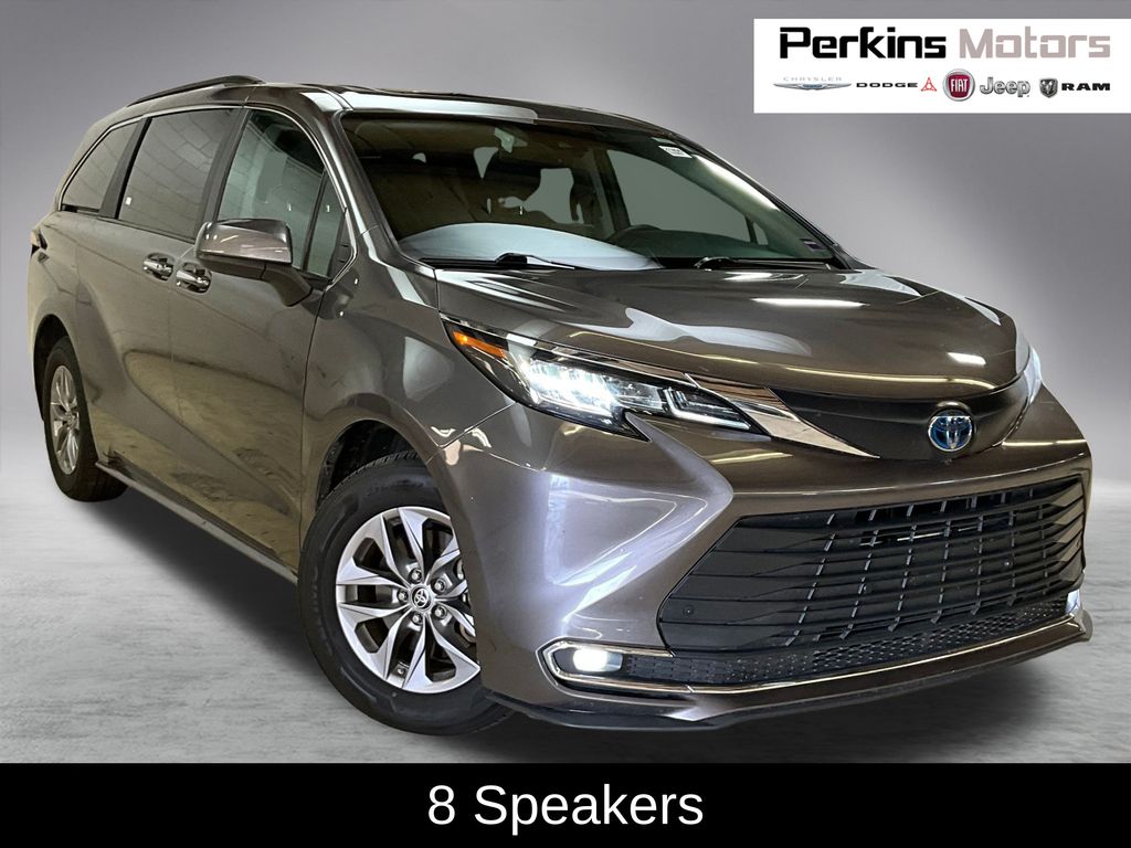 2024 Toyota Sienna XLE's photo