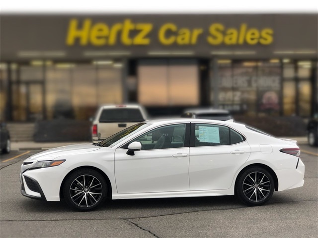 2024 Toyota Camry SE's photo