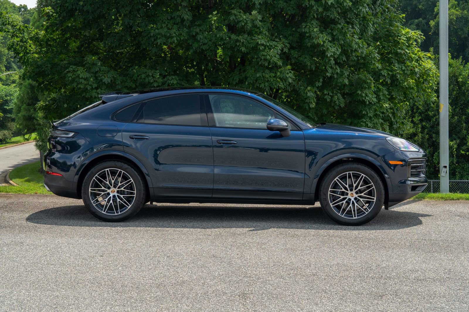 2025 Porsche Cayenne Base photo 8