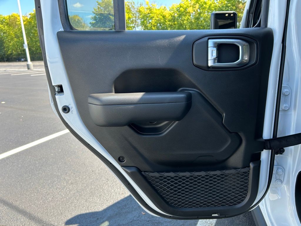 2025 Jeep Wrangler Rubicon photo 19