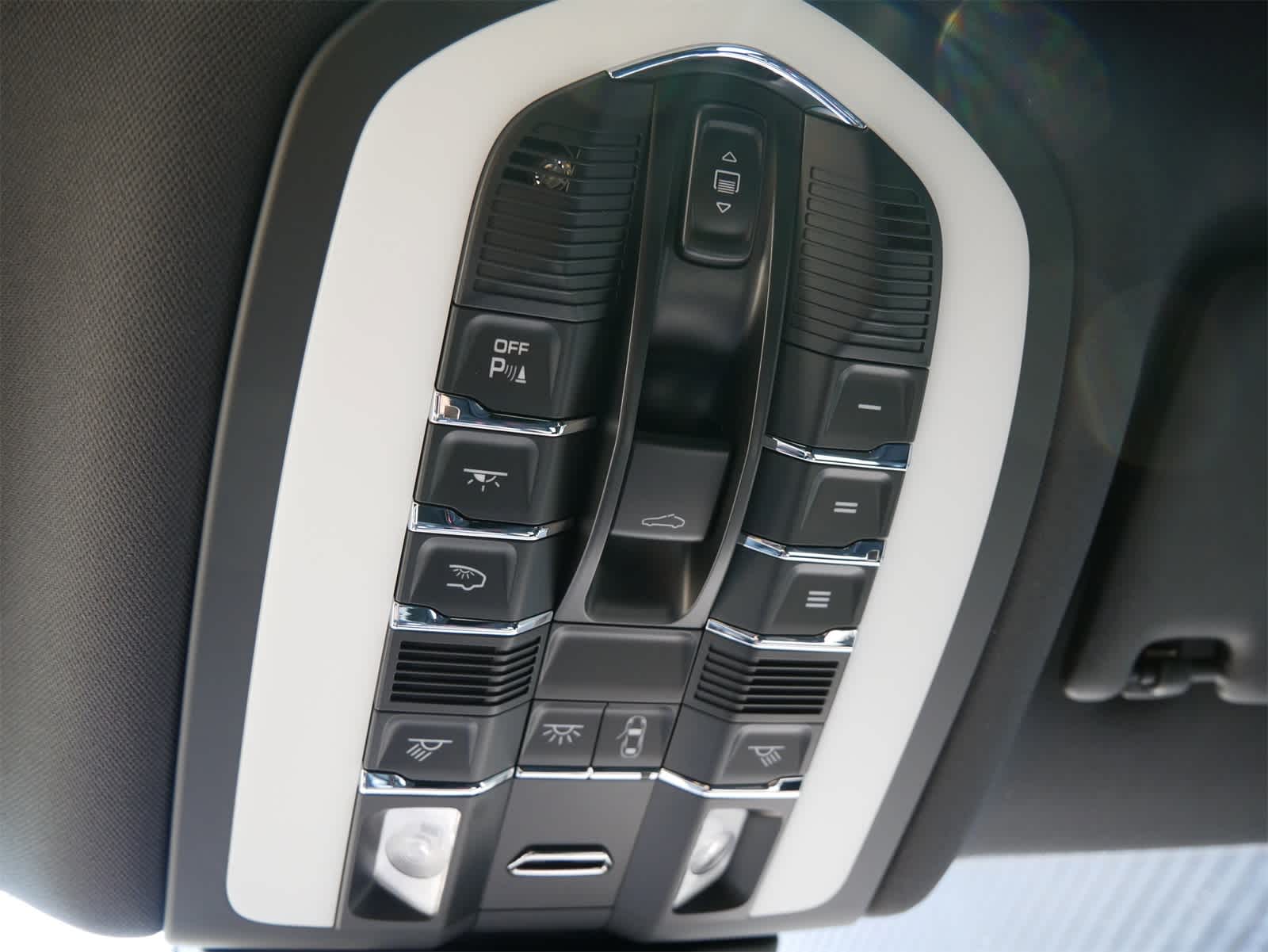 2025 Porsche Macan S photo 16