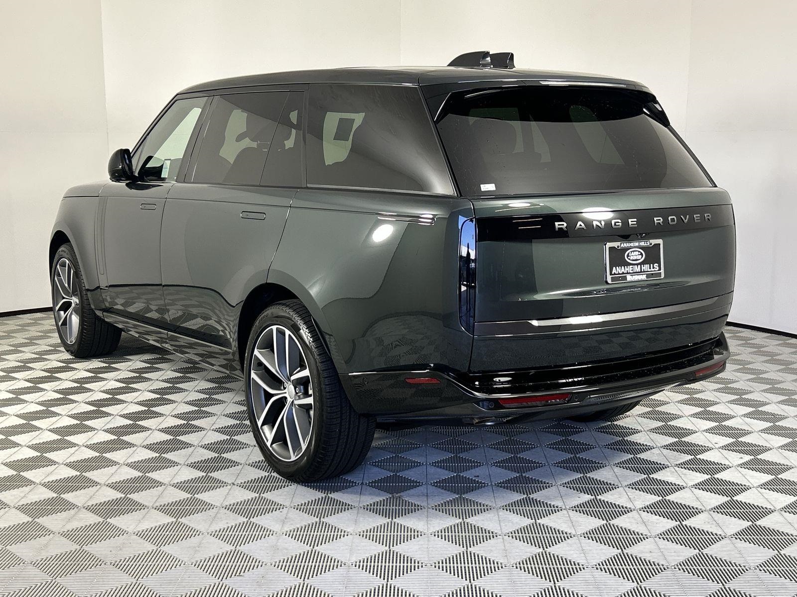 2025 Land Rover Range Rover SE photo 3