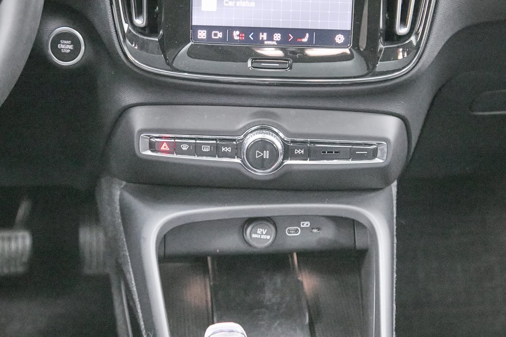 2023 VOLVO XC40 - Image 28