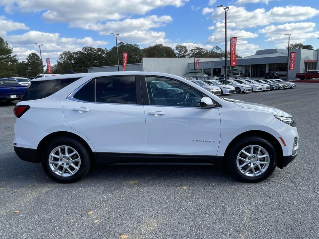 2023 Chevrolet Equinox LT photo 2