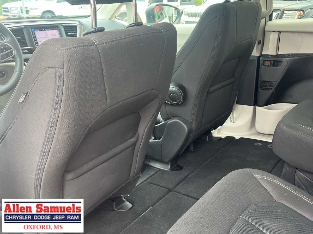 2023 Chrysler Voyager LX photo 18