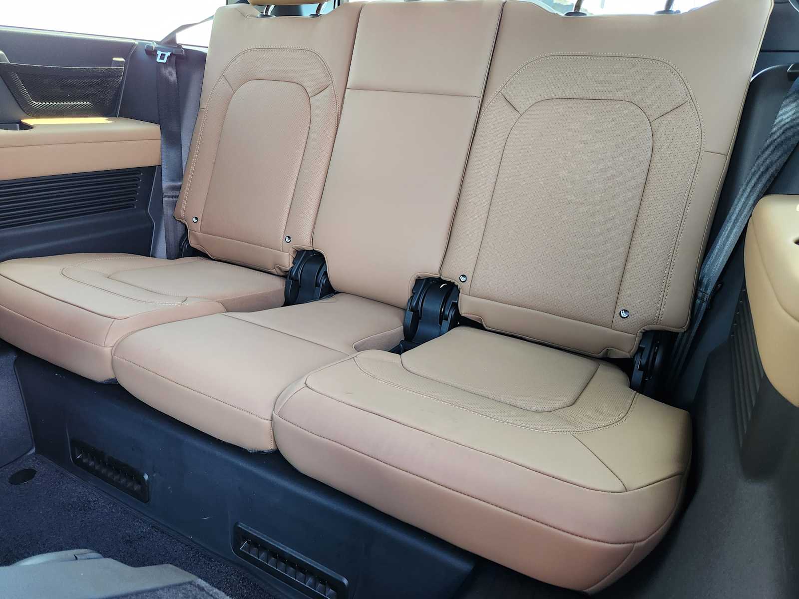 2025 Land Rover Defender 130 X-Dynamic SE photo 30