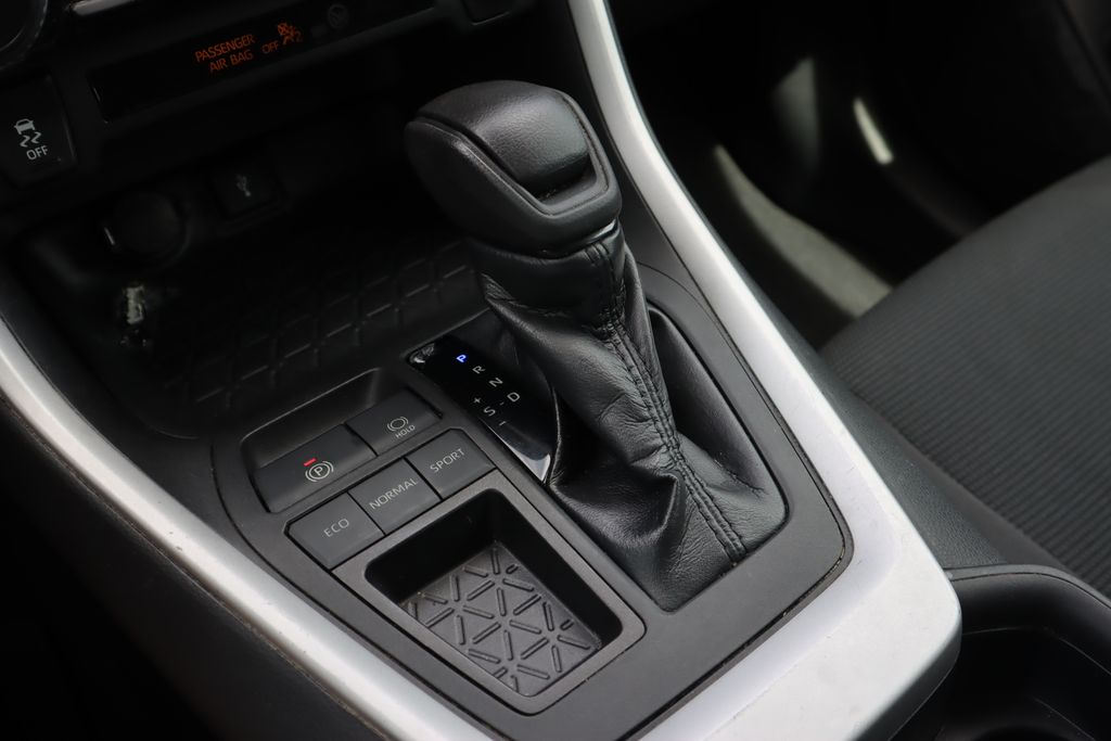 2020 Toyota RAV4 LE photo 15