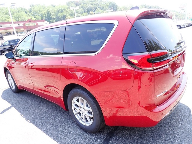 2025 Chrysler Pacifica photo 2