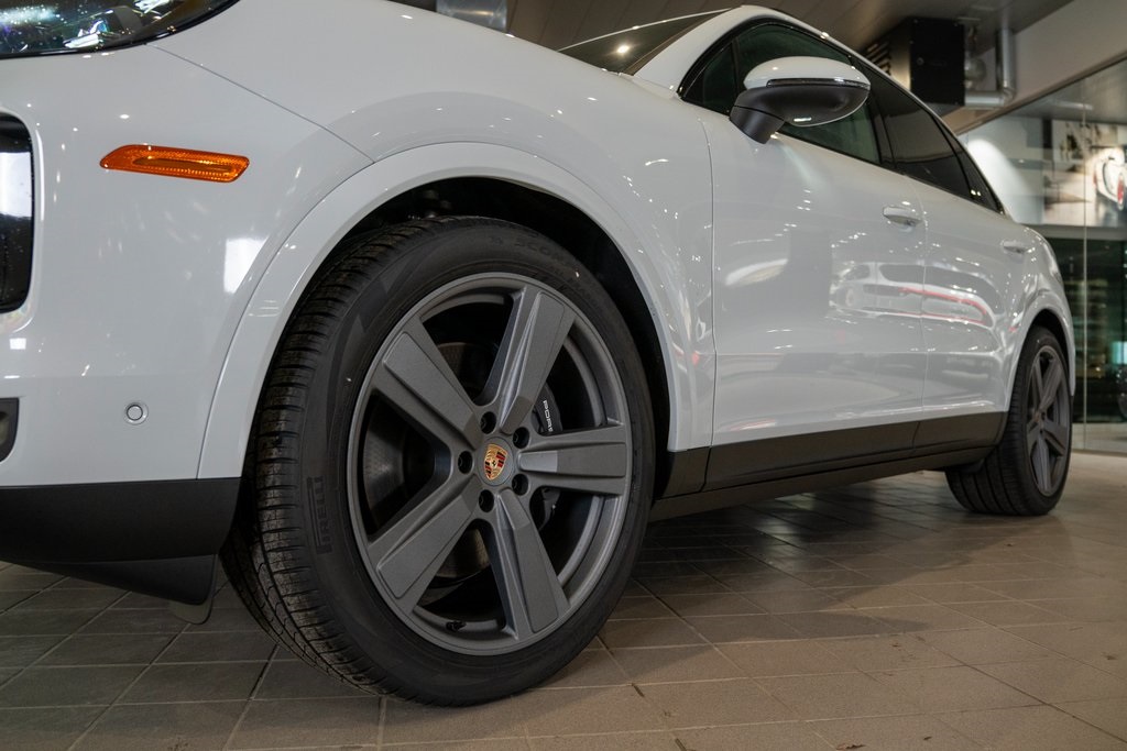 2025 Porsche Cayenne photo 9