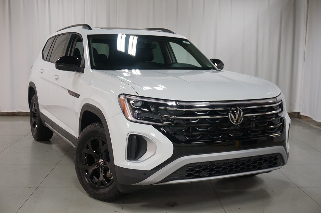 2025 Volkswagen Atlas Peak Edition SE photo 4
