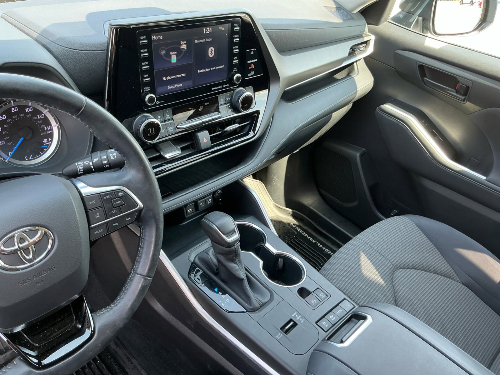 2020 Toyota Highlander LE photo 14