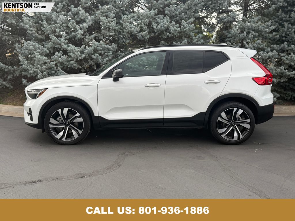 2023 Volvo XC40 AWD Ultimate photo 2