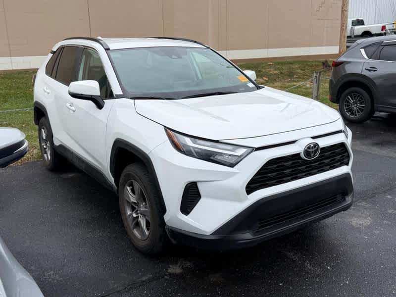 2025 Toyota RAV4 XLE's photo
