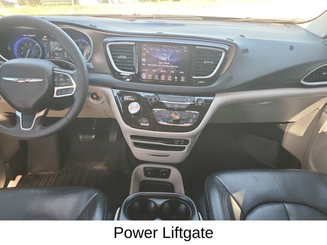 2017 Chrysler Pacifica Touring L photo 11
