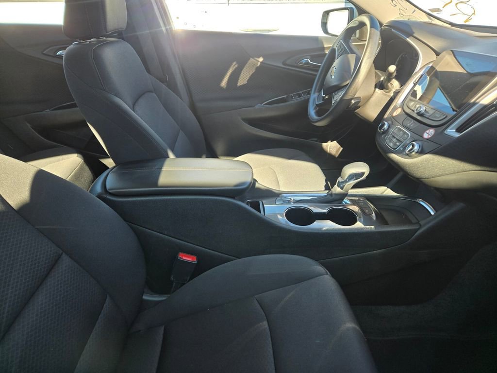 2024 Chevrolet Malibu 1LT photo 3