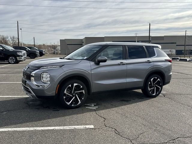 2023 Mitsubishi Outlander SE's photo