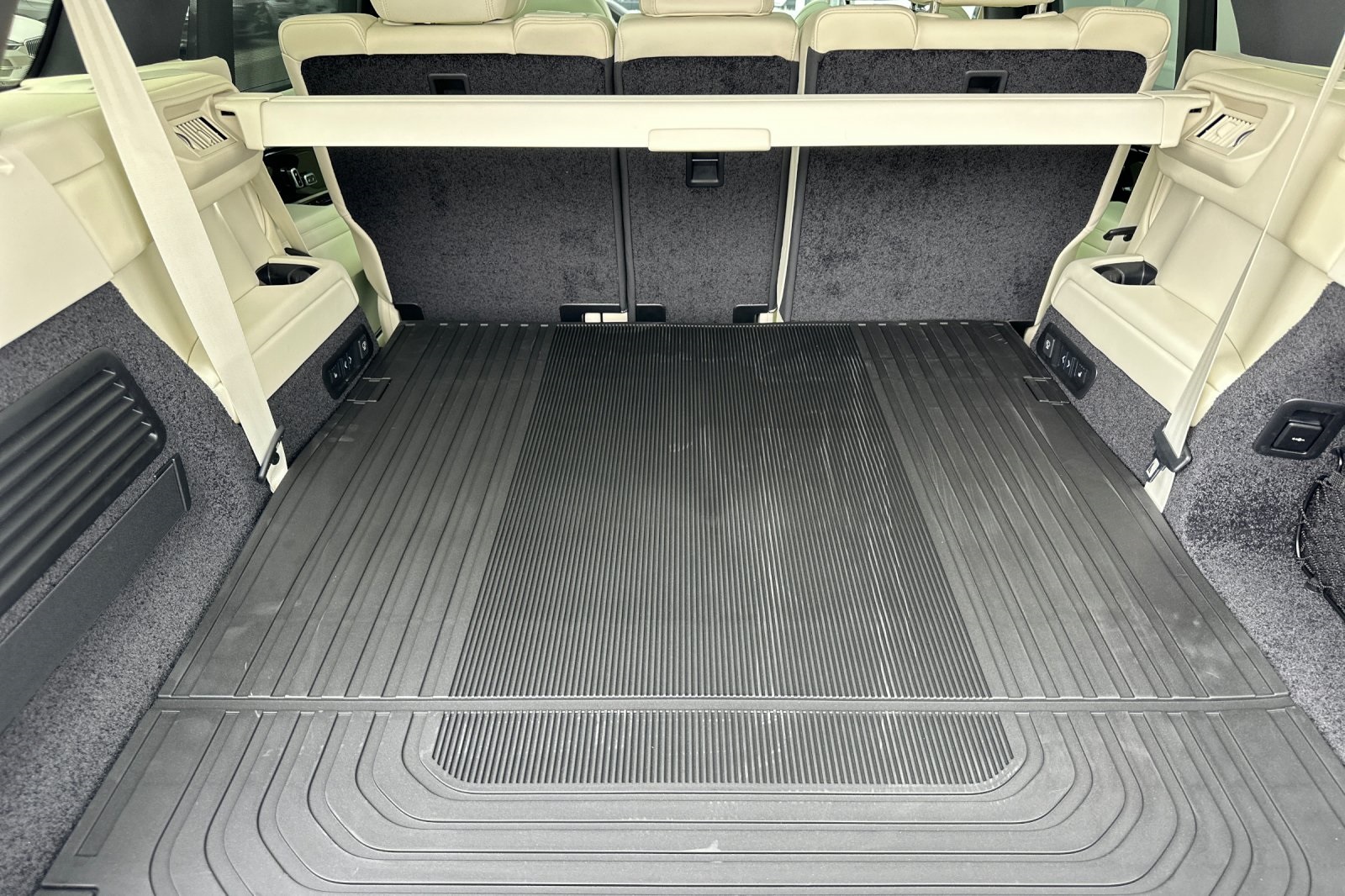 2025 Land Rover Range Rover SE photo 16
