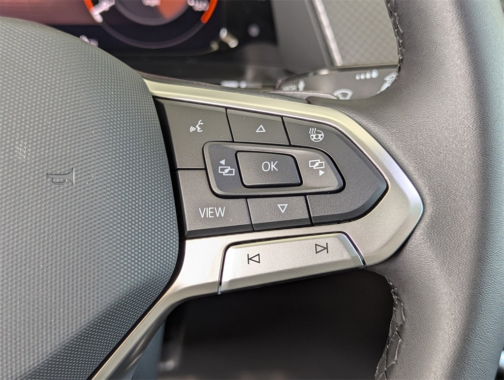 2025 Volkswagen Atlas SE Technology Peak Edition photo 17