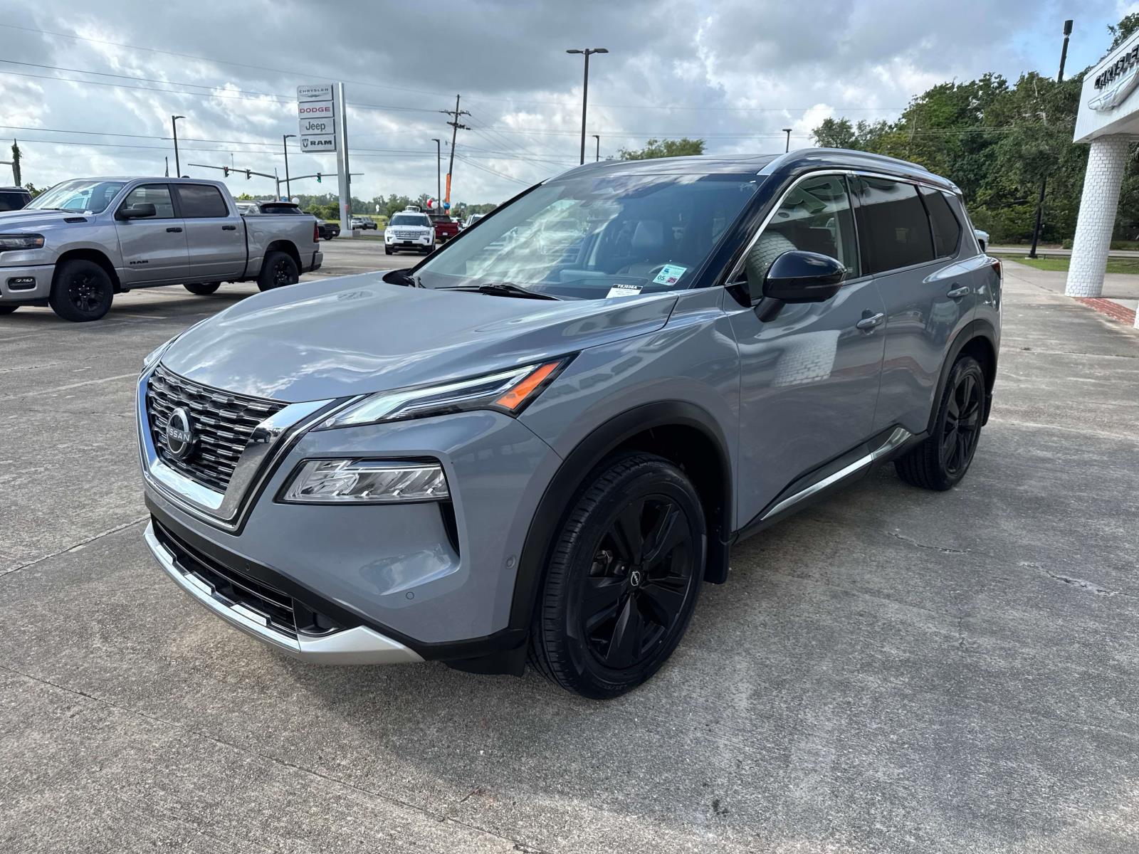 2023 Nissan Rogue Platinum photo 3