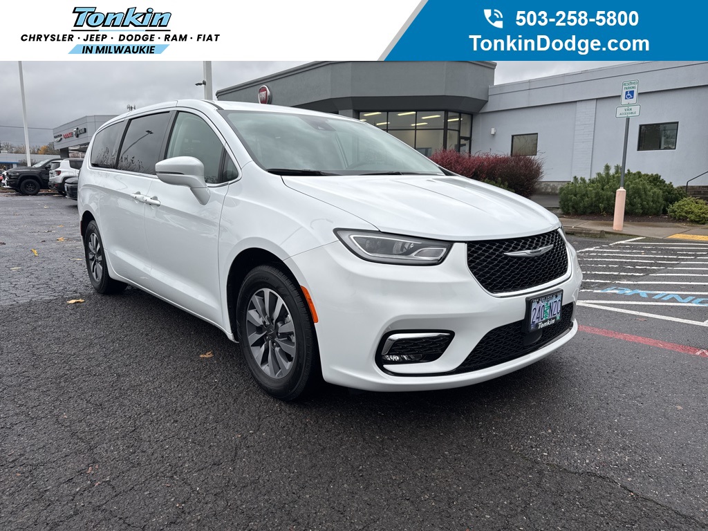 2022 Chrysler Pacifica Hybrid Touring L's photo