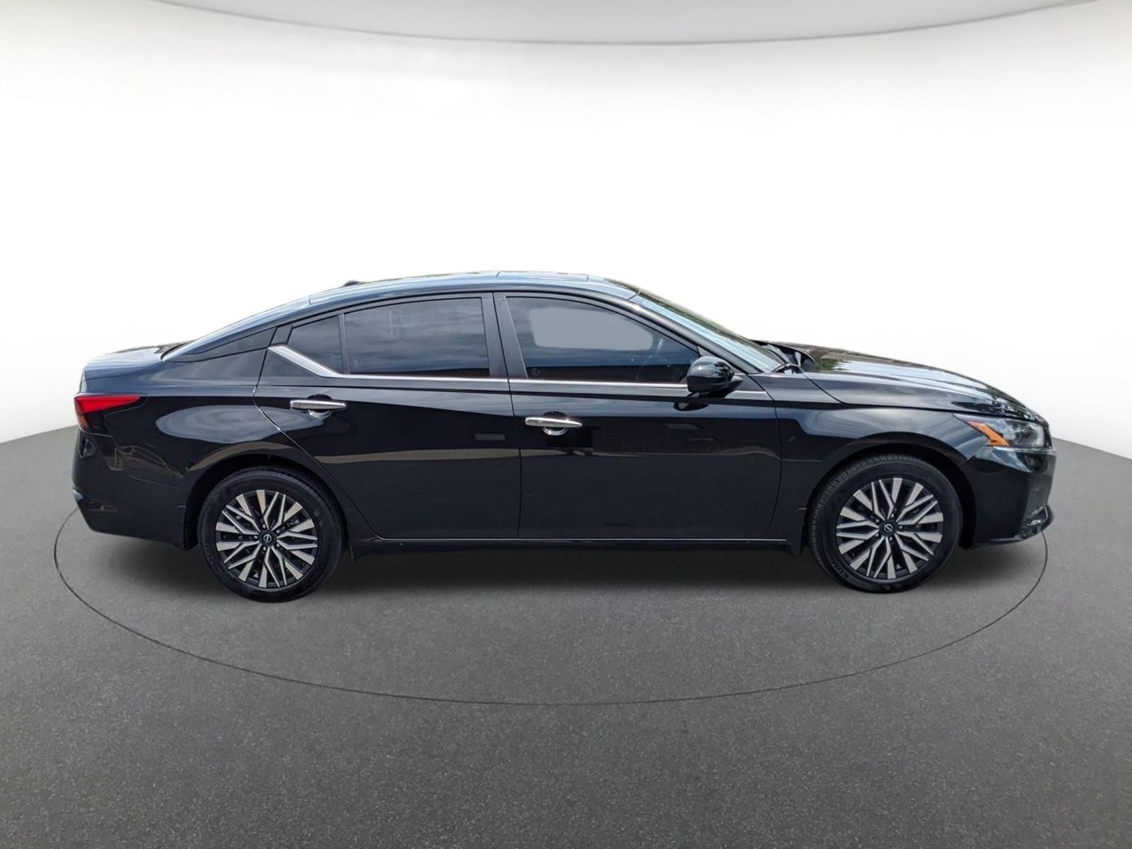 2024 Nissan Altima 2.5 SV photo 4