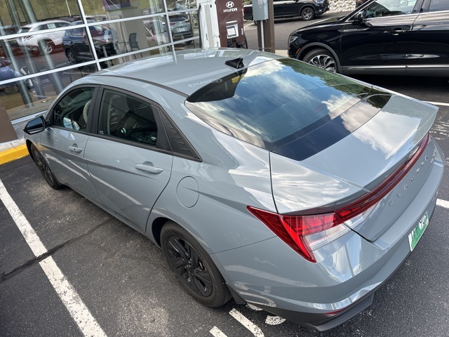 2023 Hyundai Elantra Hybrid Blue photo 2