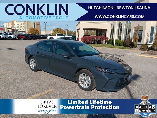 2025 Toyota Camry LE's photo