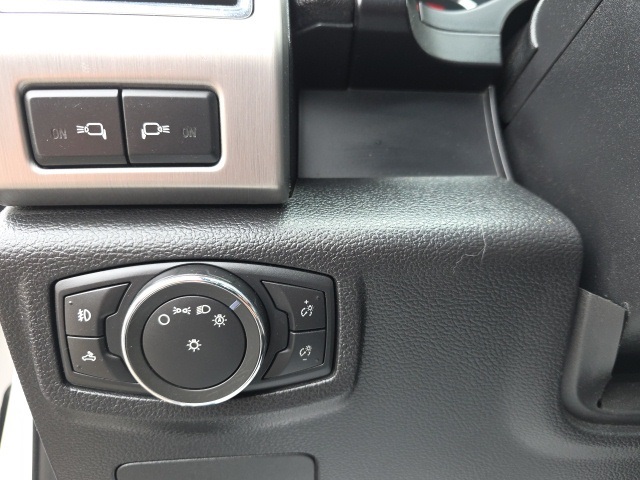 2016 Ford F-150 Platinum photo 24