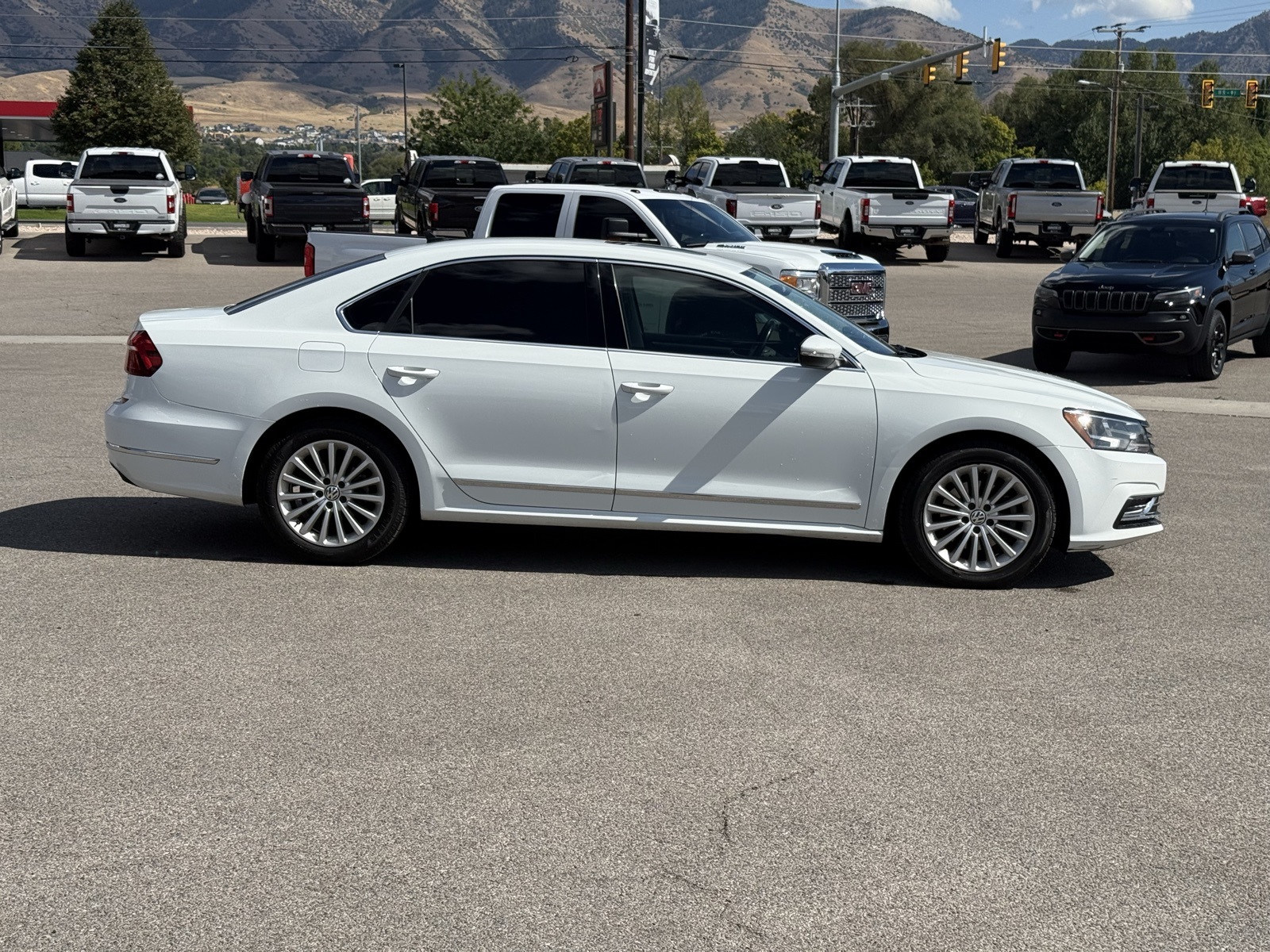 2017 Volkswagen Passat SE photo 3
