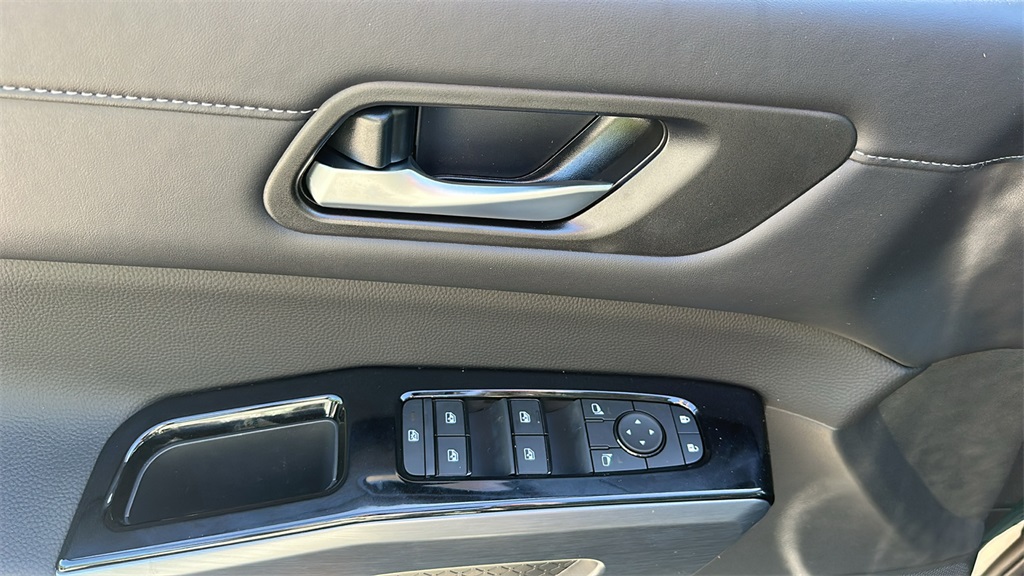 2025 Nissan Pathfinder SL photo 16