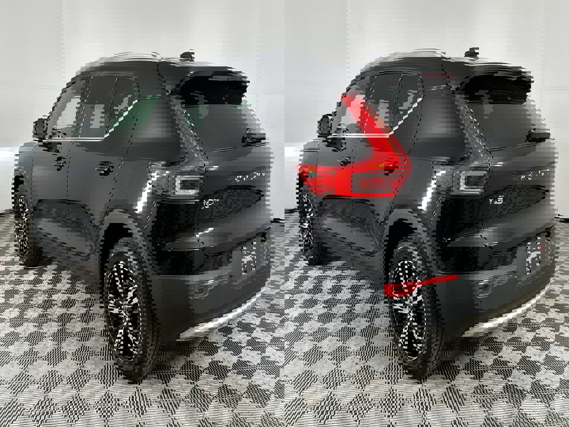 2025 Volvo XC40 Core photo 2