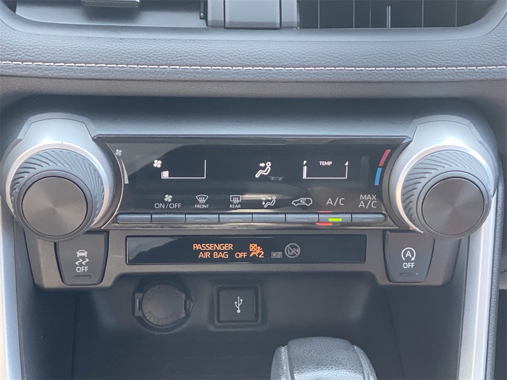 2022 Toyota RAV4 LE photo 16