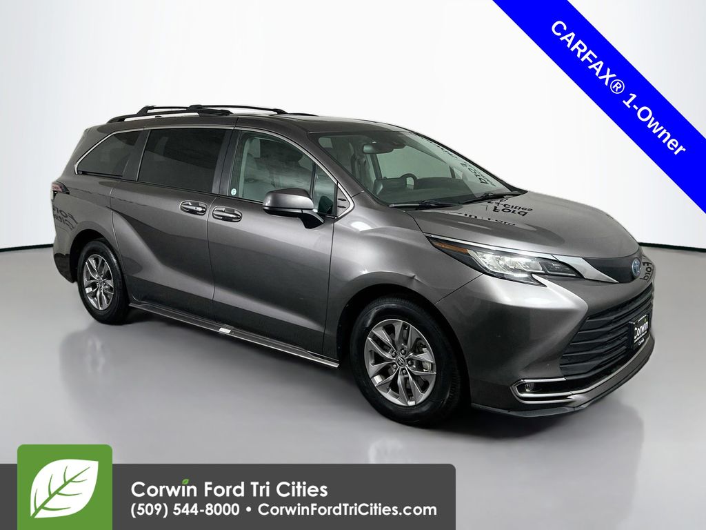 2022 Toyota Sienna XLE's photo